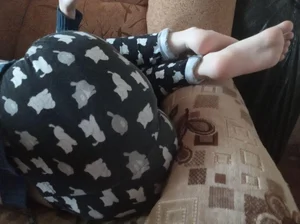 Teen girlfrined chilling on the couch and showing off her feet home creepshot