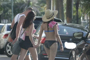 Deerfield Beach girls in bikinis