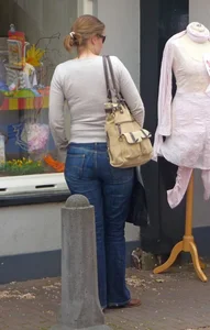 Street market milfs in tight jeans creepshots