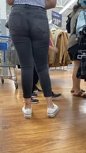 Tall Thick Latina Milf In Tight Black Jeans😋