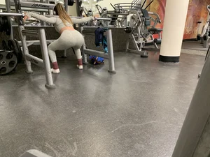 Hot gym babe in grey leggings with a nice ass doing squats
