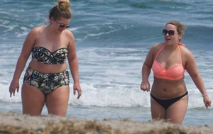 Thick and sexy bikini babe in black and peach bikini outfit