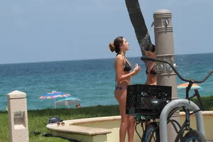 Candid Florida beach and bikini girls