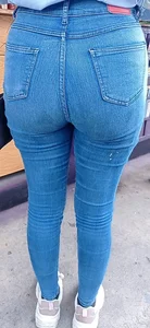 Nice booty on nerdy girl🍑