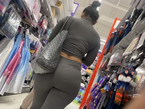Latina in grey leggings - FIRST POST🍑