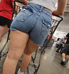 Babe in jean shorts @ Costco