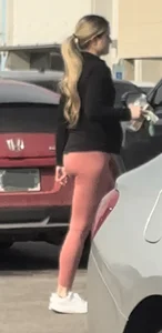 Latina with nice ass in leggings at the gym