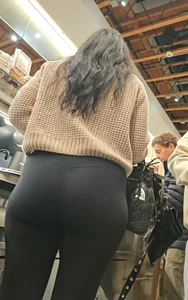 Fat ass bubble in black leggings. GIF.