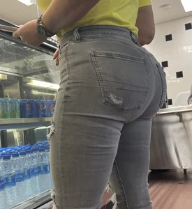 Huge Bubble Butt Latina MILF in Jeans