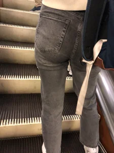 Nice Candid Ass in Grey Jeans on a Subway Escalator Closeups