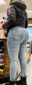 Chic w huge rounder in tight jeans‼️