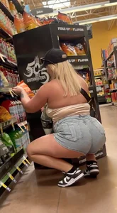 Blonde Mom is a Pawg