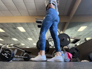 Petite gym cutie w a booty squatting