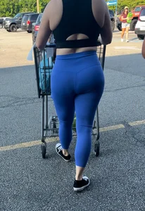 White momma in blue leggings at store