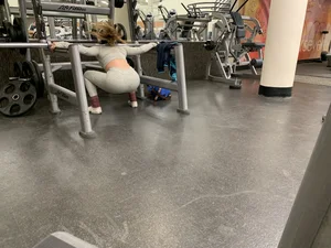 Hot gym babe in grey leggings with a nice ass doing squats