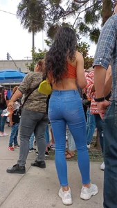 Teen hermosa con lindo culo y ricas tetas