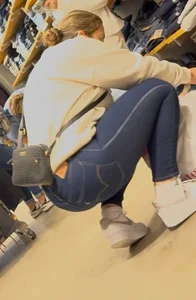 Latina big ass in jeans !(oc)
