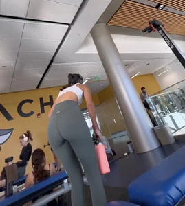 Must see! Gym babe bends over  / not OC