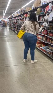 Sloppy wide hip Indian with ass crack showing
