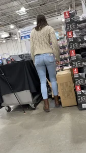 Hot girl at Costco in skin tight jeans with a great ass
