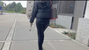 Jiggly ass Latina in leggings