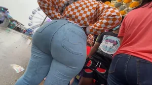 BIG AND VOLUMOUS ASS (NOT OC)