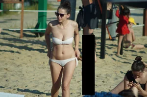 Sexy Girl in Swimsuit and Sunglasses Cameltoe Beach Candid Photos