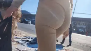 Beautiful college girl’s butt in tight leggings. Face capture (OC)