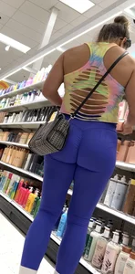 Latina milf with thick ass in yoga gear at target (video)