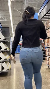 Short Latina has sweet bubblebutt in jeans