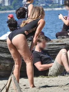 Swimsuit blondie with nice ass playing with a ball at the beach [090]
