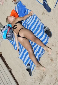 Juicy Candid Girl in a Bikini Swimsuit Fell Asleep at a Beach Creepshot