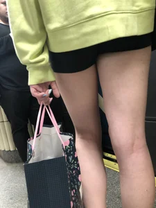 Hot subway candid girl in shorts with hot slim legs closeups