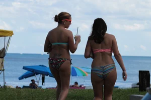 Huge collection of sexy girls out in bikinis in Florida
