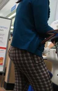 Nice big round booty in tight patterned leggings