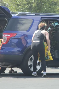 Hoe Depot girl with big booty loading her SUV in leggings with vpl