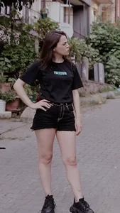 Street candid hottie wearing shorts who likes her freedom