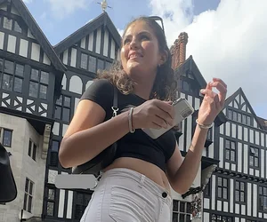 Tight round ass in white jeans shows us how it’s done