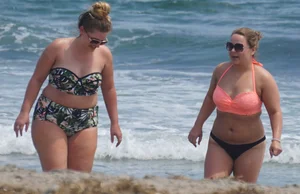 Thick and sexy bikini babe in black and peach bikini outfit