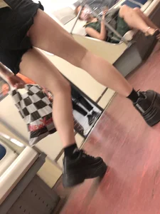 Hot Legs And Butt in Shorts in a Subway Train Creepshots Galery - Bruised Knees And Shins