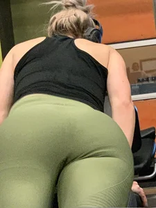 Girl working out with a nice ass in green leggings