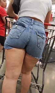 Babe in jean shorts @ Costco