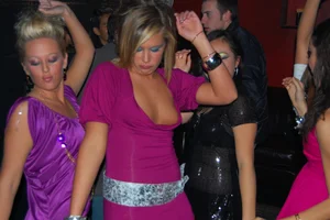 Candid boobs, nip slip and downblouse pics