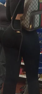 Beautiful latina girl with a perfect body in black leggings 10/10 [OC]