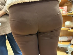 Chubby latina in brown leggings