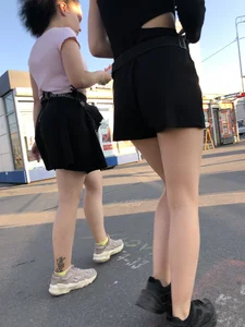 Girls in Skirts on the Street Candid Photos