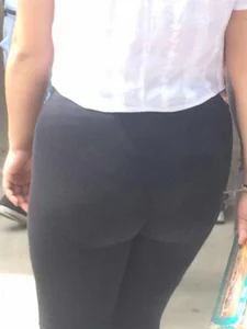 Candid Milf’s Booty in Yoga Pants Closeup Creepshot