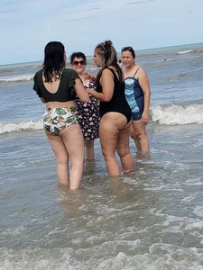 Latina ass in black on beach with family