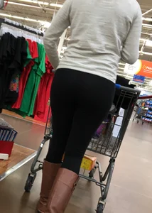 Walmart blonde whooty shopping in black leggings with vtl
