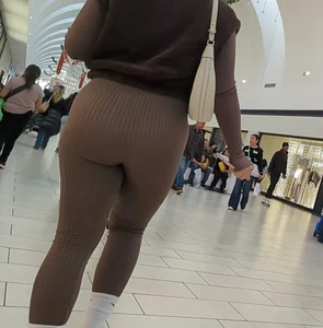 A few hot ladies at mall (OC)